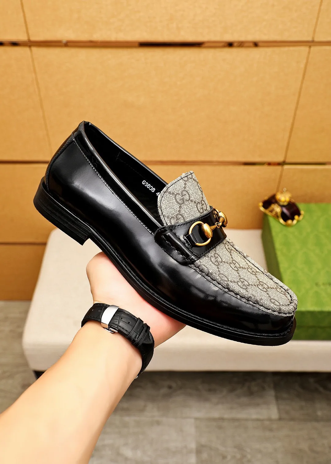 Men's shoes 💰460 💐 Product trademark: GUCCI "Gucci" casual leather shoes Regular size: 38-44 (45🉑️customized) Product materials: Selected imported first-layer open-edge beaded cowhide leather upper + luxury hardware buckle, imported water-dyed cowhide leather lining. Strong three-dimensional visual effect, original combination outsole Color: 2⃣️colors available